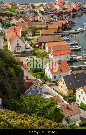 Suède, Bohuslan, Fjallbacka, vue élevée sur la ville depuis la falaise de Vetteberget Banque D'Images