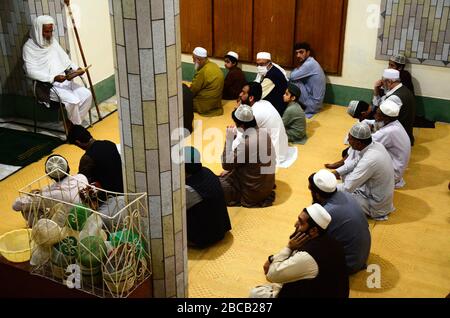 3 avril 2020 : Peshawar, Pakistan. 03 mars 2020. Les dévotés perfecèrent la prière du vendredi dans une mosquée de Peshawar, dans le nord du Pakistan. Les fidèles gardent une certaine distance dans le cadre de la mesure préventive imposée par les autorités pour freiner la propagation du virus Corona dans le pays crédit: Hasnain Ali/IMAGESLIVE/ZUMA Wire/Alay Live News Banque D'Images