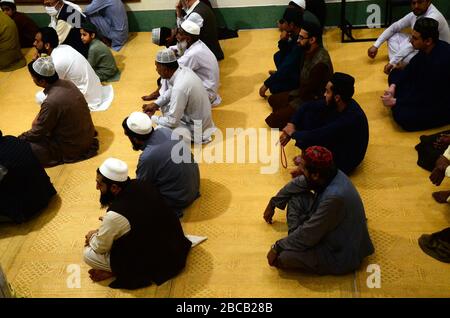 3 avril 2020 : Peshawar, Pakistan. 03 mars 2020. Les dévotés perfecèrent la prière du vendredi dans une mosquée de Peshawar, dans le nord du Pakistan. Les fidèles gardent une certaine distance dans le cadre de la mesure préventive imposée par les autorités pour freiner la propagation du virus Corona dans le pays crédit: Hasnain Ali/IMAGESLIVE/ZUMA Wire/Alay Live News Banque D'Images