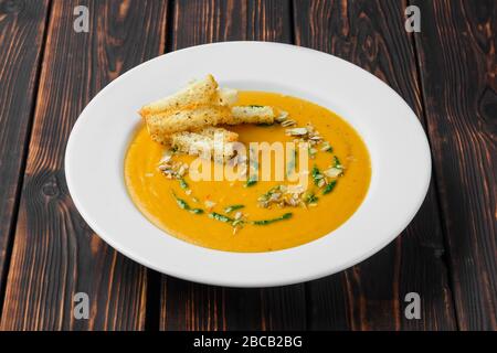 Purée de soupe aux aubergines avec des graines de citrouille et du crouton Banque D'Images