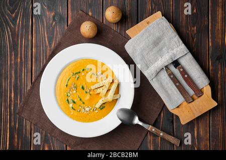 Vue en hauteur de la purée de soupe aux aubergines avec des graines de citrouille et du crouton Banque D'Images