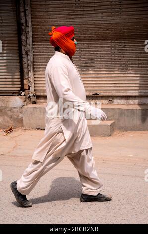 3 avril 2020 : Peshawar, Pakistan. 03 mars 2020. Les gens marchent dans une rue le long d'un marché fermé gardé par des policiers dans la ville pakistanaise du nord de Peshawar. Les marchés restent fermés à Peshawar dans le cadre de mesures de précaution visant à éviter la propagation de Covid-19 dans le pays crédit: Hasnain Ali/IMAGESLIVE/ZUMA Wire/Alay Live News Banque D'Images