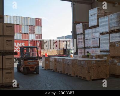 Expédition de caisses de marchandises au terminal de conteneurs CTT Tollerort et au centre de conditionnement de conteneurs DCP dans le port de Hambourg, Allemagne. Banque D'Images