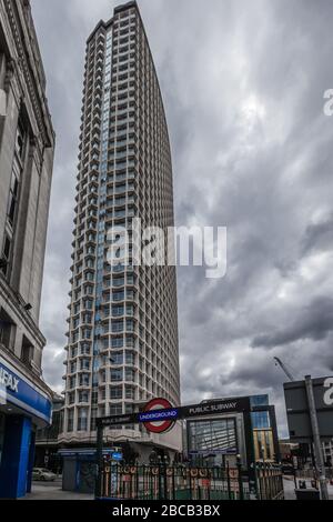 Une station de métro Tottenham court Road déserte et le centre de Londres pendant la crise sanitaire du coronavirus au Royaume-Uni. Banque D'Images