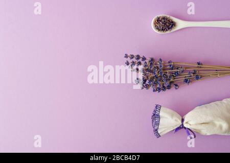 Sachet en tissu, fleurs de lavande sèches, cuillère en céramique blanche. Aromathérapie. Copier l'espace pour le texte. Bannière. Banque D'Images