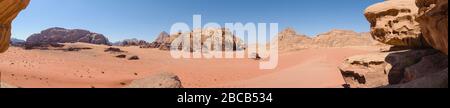 Panorama d'un paysage désertique à Wadi Rum, Jordanie, célèbre pour des films comme le Martian et le Laurent d'Arabie Banque D'Images