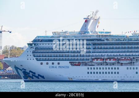 La Coral Princess, propriété de Princess Cruises Line, vue au port du centre-ville de Vancouver, en Colombie-Britannique, au Canada, le jour ensoleillé. Banque D'Images