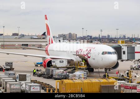 L'avion Boeing 767 d'Air Canada Rouge est vu à la porte chargée de fret à l'Aéroport international Pearson de Toronto. Aéroport. Banque D'Images