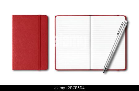 Carnets fermés et à lignes ouvertes de rouge foncé avec un stylo isolé sur blanc Banque D'Images