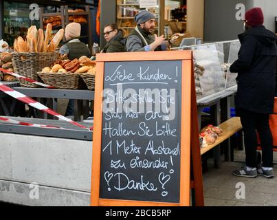 Vienne, Autriche. 04 avril 2020. Les restrictions de sortie en Autriche ont été étendues au 13 avril 2020. Les marchés des agriculteurs peuvent encore être ouverts. Signez avec l'inscription, maintenez une distance de sécurité d'un mètre. Crédit: Franz PERC / Alay Live News Banque D'Images