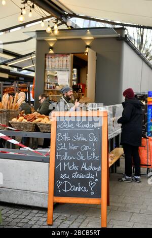 Vienne, Autriche. 04 avril 2020. Les restrictions de sortie en Autriche ont été étendues au 13 avril 2020. Les marchés des agriculteurs peuvent encore être ouverts. Signez avec l'inscription, maintenez une distance de sécurité d'un mètre. Crédit: Franz PERC / Alay Live News Banque D'Images