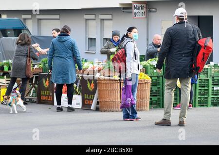 Vienne, Autriche. 04 avril 2020. Les restrictions de sortie en Autriche ont été étendues au 13 avril 2020. Les marchés des agriculteurs peuvent encore être ouverts. Crédit: Franz PERC / Alay Live News Banque D'Images