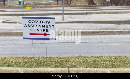 Le Centre d'évaluation COVID-19 (Coronavirus) signe à l'entrée d'un site de test. Banque D'Images