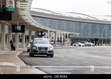 Les femmes seules se promène le long du trottoir à l'aéroport international Pearson de Toronto. Aéroport, terminal 1 car l'aéroport est très calme en raison de la pandémie de COVID-19 en cours. Banque D'Images