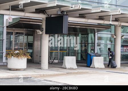 Une personne se promenait dans le bâtiment principal du terminal 1 de Toronto Pearson, car l'aéroport est considéré comme vacant en raison de la pandémie de COVID-19. Banque D'Images