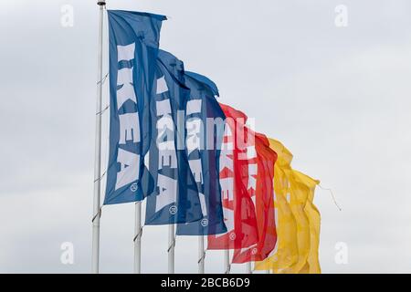 Logos IKEA sur des drapeaux colorés vu se venter une journée venteuse dans un magasin. Banque D'Images