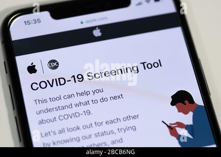 Site Web de l'outil de dépistage COVID-19 par Apple et le CDC affiché sur un iPhone. Banque D'Images