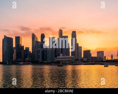 Singapour - 10 février 2020: Singapore Cityscape Financial Building à Marina Bay, région de Singapour à Dusk Banque D'Images