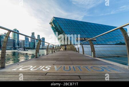 SINGAPOUR, SINGAPOUR - 15 FÉVRIER 2020: Boutique Louis Vuitton à la baie Marina de Singapour Banque D'Images