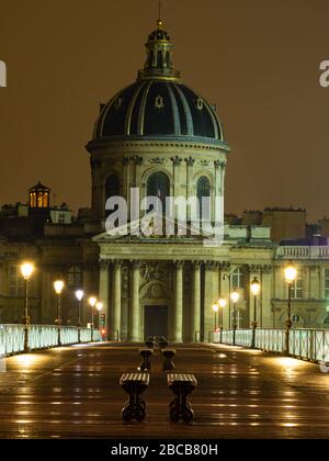 Seine avec Pont des arts et l'Institut de France nuit à Paris, France Banque D'Images