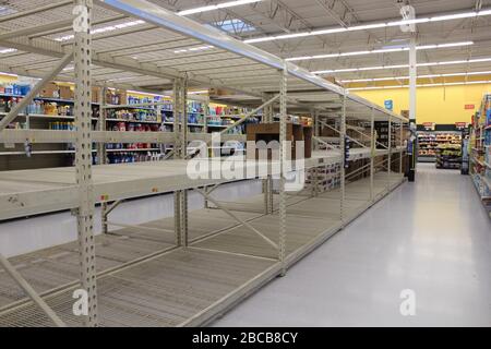 Walmart Super magasin papier toilette vide, serviettes en papier, et Wipes Isle avec des étagères en métal complètement VIDES pendant la pandémie de virus Corona. Banque D'Images