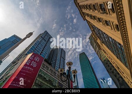 Chongqing, Chine - Août 2019 : bâtiments commerciaux et d'affaires de la tour dans le quartier de Jiefangbei dans le centre-ville de Chongqing Banque D'Images