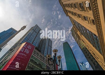 Chongqing, Chine - Août 2019 : bâtiments commerciaux et d'affaires de la tour dans le quartier de Jiefangbei dans le centre-ville de Chongqing Banque D'Images