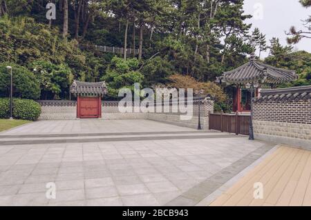 Partie du parc de l'APEC Naru avec clôture, portes et pavillon traditionnels Banque D'Images