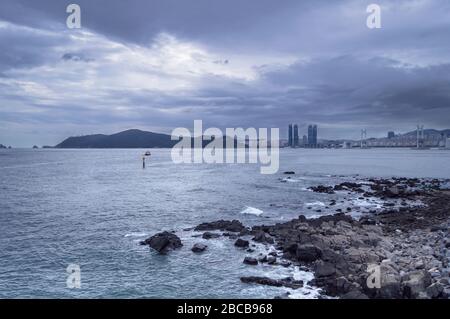 Vue sur l'île Dongbaekseom sur le paysage urbain de Busan avec ciel couvert Banque D'Images