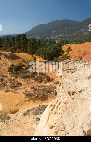 Carrières ocre de couleur terre près de Roussillon en France pendant une journée ensoleillée Banque D'Images