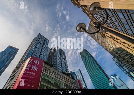 Chongqing, Chine - Août 2019 : bâtiments commerciaux et d'affaires de la tour dans le quartier de Jiefangbei dans le centre-ville de Chongqing Banque D'Images