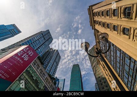 Chongqing, Chine - Août 2019 : bâtiments commerciaux et d'affaires de la tour dans le quartier de Jiefangbei dans le centre-ville de Chongqing Banque D'Images