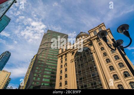 Chongqing, Chine - août 2019 : bâtiments commerciaux et d'affaires dans le quartier de Jiefangbei, dans le centre-ville de Chongqing Banque D'Images