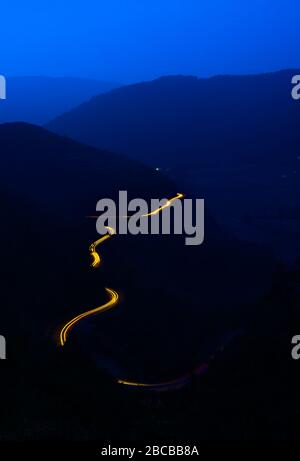Des sentiers de lumière d'heure bleue dans les moutains de meghalaya mawphlang Banque D'Images