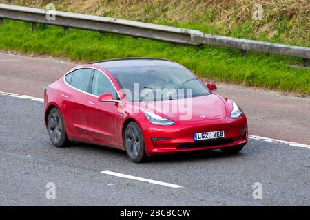 Rouge 2020 Tesla modèle 3 à longue portée AWD ; véhicules routiers pour véhicules automobiles, véhicule de conduite sur route britannique, moteurs, véhicules routiers sur autoroute Banque D'Images