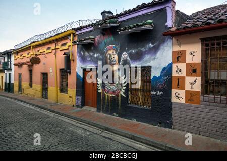 BOGOTA, COLOMBIE - 06 janvier. 2020: Mur couvert de graffitis dans la Candelaria de Bogota, capitale de la Colombie. Banque D'Images