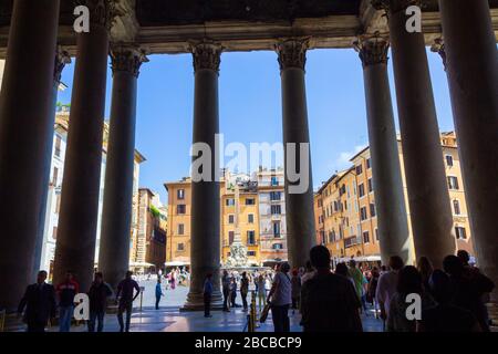 La Piazza della Rotonda est une piazza (place de la ville) à Rome, en Italie, vue de sous la colonnade du Panthéon avec la fontaine et l'obélisque égyptien Banque D'Images