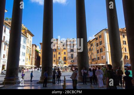 La Piazza della Rotonda est une piazza (place de la ville) à Rome, en Italie, vue de sous la colonnade du Panthéon avec la fontaine et l'obélisque égyptien Banque D'Images