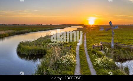 Vue aérienne du moulin à vent américain au coucher du soleil dans le paysage rural néerlandais près de Jisp, Noord Holland, Pays-Bas Banque D'Images