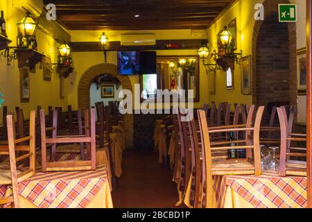 Chaises et tables empilées dans un restaurant italien traditionnel fermé, Rome, Italie Banque D'Images