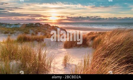 Coucher de soleil vue depuis une dune au-dessus de la mer du Nord de l'île d'Ameland, Frise, Pays-Bas Banque D'Images