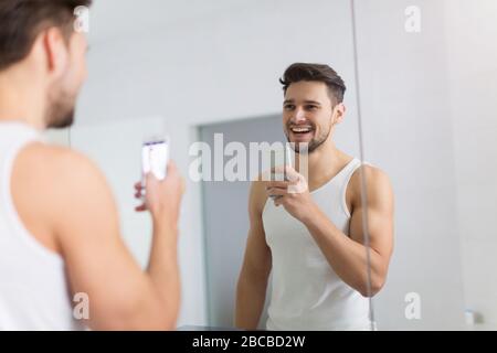 Homme prenant selfie dans la salle de bains Banque D'Images