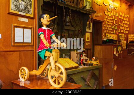 Jouets spectaculaires exposés à la boutique de jouets Bartolucci de via dei Patini, au cœur historique de la ville métropolitaine de Rome, taly Banque D'Images