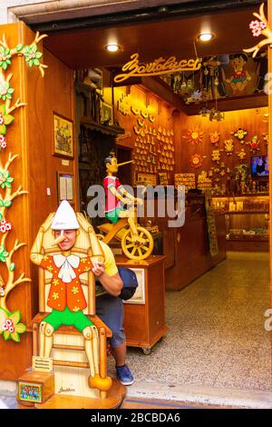 Jouets spectaculaires exposés à la boutique de jouets Bartolucci de via dei Patini, au cœur historique de la ville métropolitaine de Rome, taly Banque D'Images