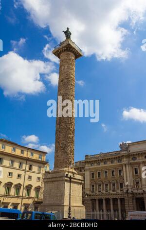 Piazza Colonna dans le coeur historique de Rome, Italie. Il est nommé pour la colonne de marbre de Marcus Aurelius qui y était depuis AD 193 Banque D'Images