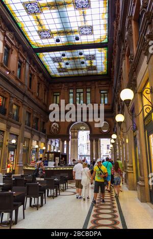 L'intérieur du centre commercial Galleria Alberto Sordi à Piazza Colonna, dans le centre historique de Rome, Italie Banque D'Images