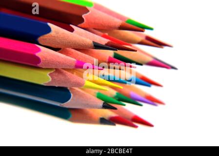 Crayons de couleur sur fond blanc flou Banque D'Images