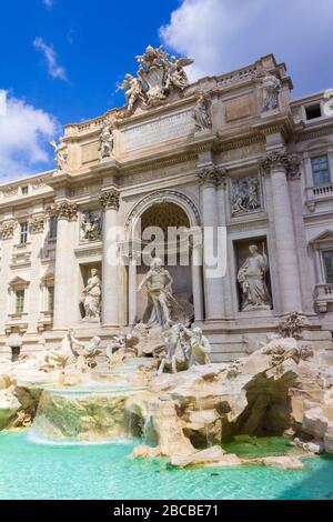 Superbe vue sur la fontaine de Trevi, la plus grande fontaine baroque de la ville et l'une des plus célèbres fontaines du monde. Rome, Italie Banque D'Images