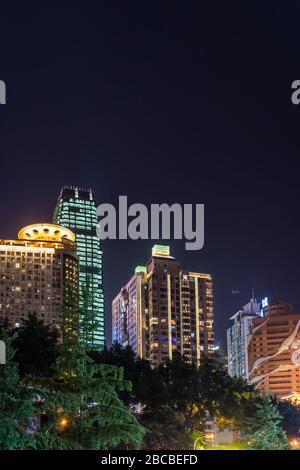 Chongqing, Chine - Août 2019 : Lumineux bâtiments commerciaux et d'affaires modernes dans le quartier de Jiefangbei dans le centre-ville de Chongqing Banque D'Images