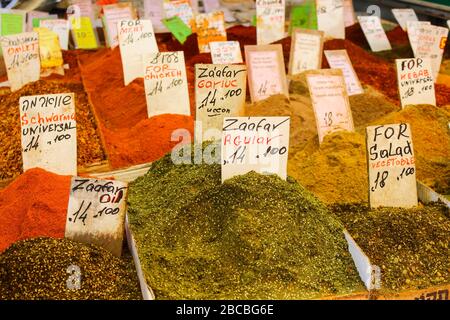 Différents assaisonnements culinaires sur le comptoir du marché Banque D'Images
